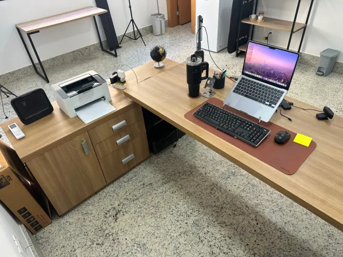 Mesa de escritório grande em L