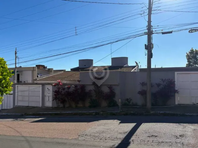 Casa de rua : / Residencial / Nova Itatiba