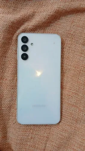 Vendo Samsung Galaxy A15 de 128GB de memória na cor branca.