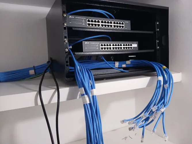 Passagem de cabo de rede e elétrica 