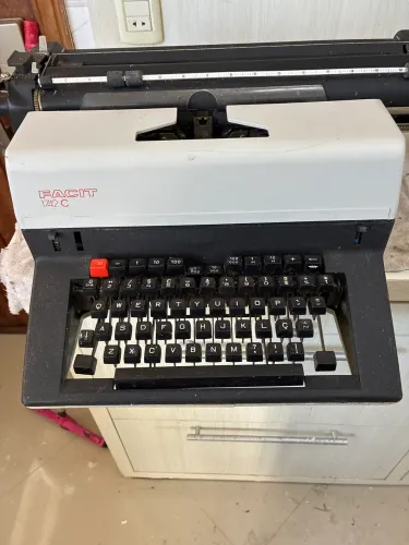 Máquina de Escrever Antiga Facit 1742 C - [Estado do item: Ex: Funcionando / Vintage]".