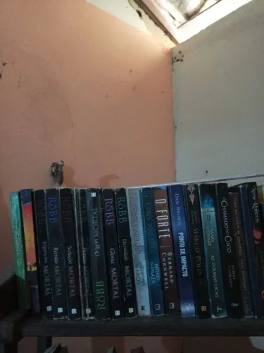 livros a venda,preço atrativo cinco reais a unidade