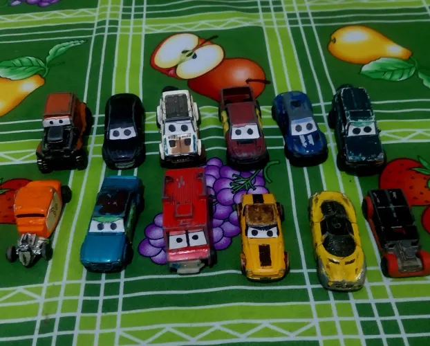 12 CARRINHOS DE FERROS TODOS POR UNICO VALOR
