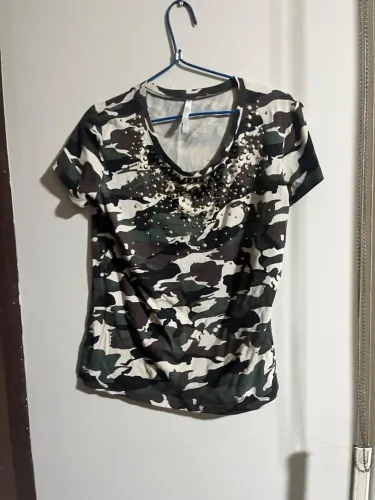 Blusa camuflada com strass