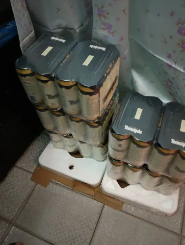 5 packs de cerveja em lata.