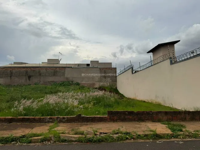 Terreno á venda no Bairro Conjunto Pontal em Uberaba - Mg