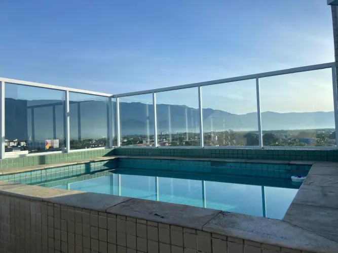 Cobertura Duplex ampla com 3 quartos, sendo 2 suítes, com vista para a serra - Bertioga/SP