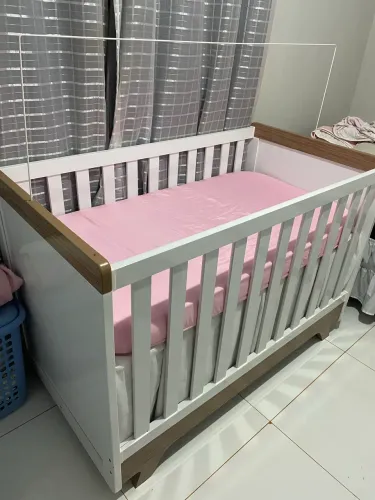 berço + colchão e itens, vira cama