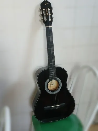 Kit violão acústico preto Vogga VCA94 + capa + 2 palhetas