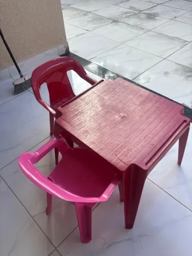 JOGO DE MESA INFANTIL (MESA MAIS DUAS CADEIRAS)