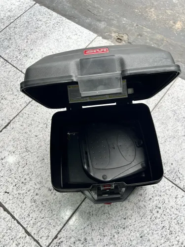 Baú givi completo com bagageiro