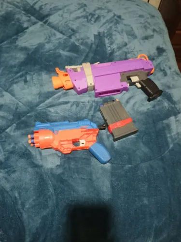 2 Nerf [ ( 1 pistola ) + ( 1 Submetralhadora fortinitine ) ]