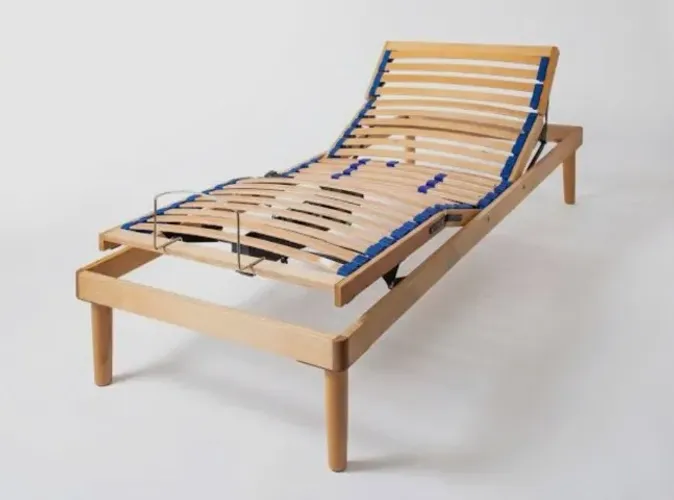 Cama: Estrado articulado de madeira com ripas flexíveis