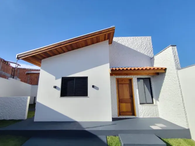CASA LINDÍSSIMA 1 SUITE + 2 QUARTOS + QUINTAL + GARAGEM + PORTÃO ELETRONICO