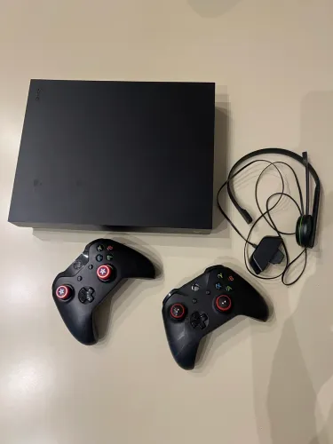 XBOX ONE X + 2 Controles + Headset