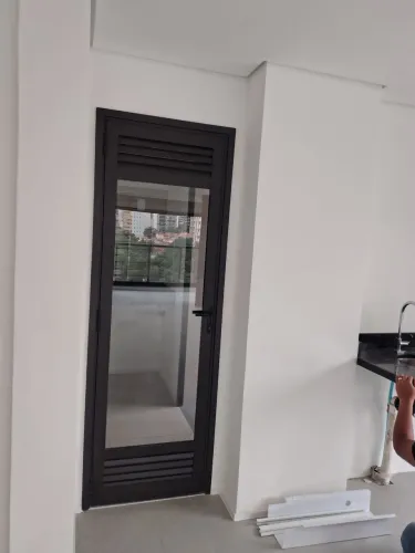 Porta de alumínio marrom com vidro 0,62 x 2,10