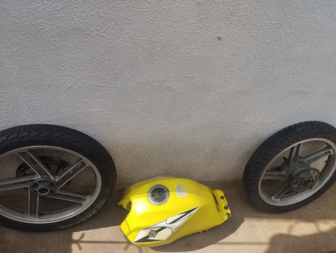 Peças de minha moto Suzuki GSR 150. Peças usadas, mas sem defeitos.