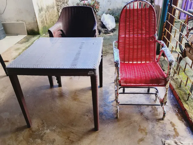 Mesa e cadeira de balanço 