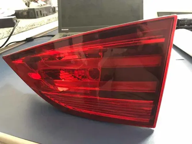 Lanterna Tampa Traseira Direita Original Bmw X1 2011