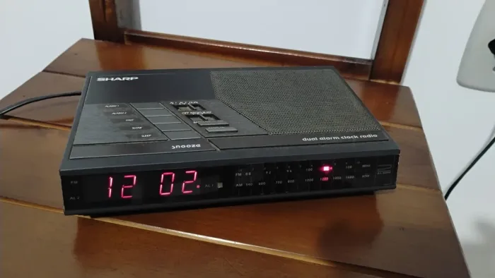 Rádio Relógio Despertador Digital Sharp 
