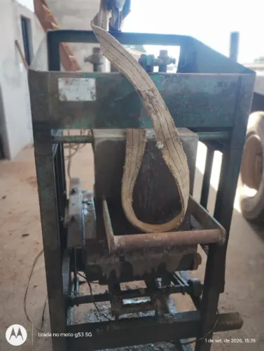 MAQUINA DE FAZER BLOCOS DE CIMENTO