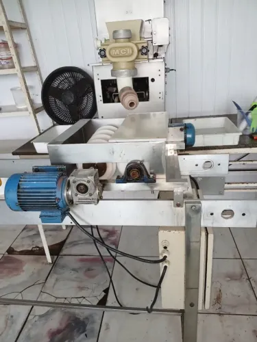 MAQUINA FORMADORA DE DOCE CAJUZINHO