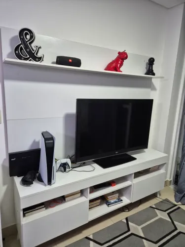 Rack com painel branco para sala de TV