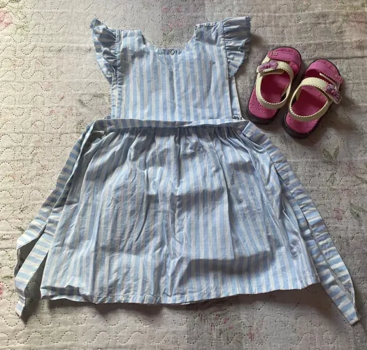 Vestido listrado + sandália
