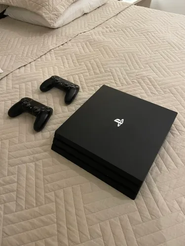 PlayStation 4 Pro 1TB + 2 Controles