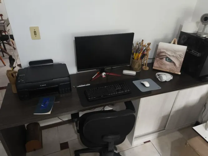 Mesa escrivaninha com armário