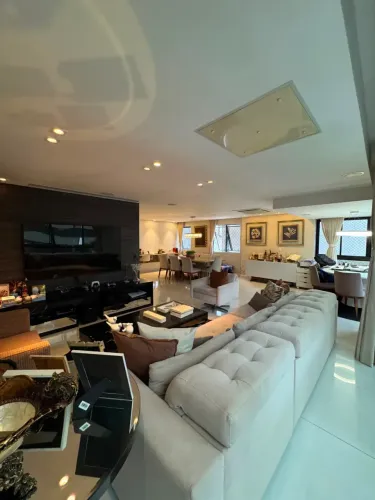 Vendo Exuberante Apto de 3 suítes + DCE com 156 m² a 70 m da Praia de Ponta Verde.