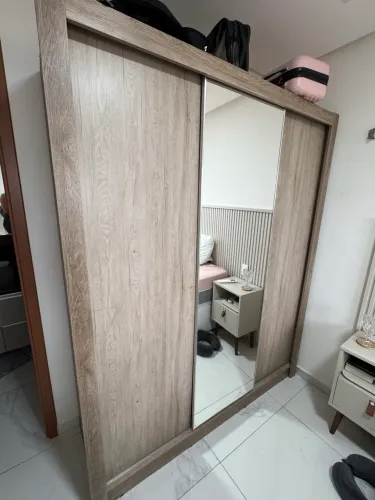 Guarda roupa 3 portas - 1 porta com espelho 