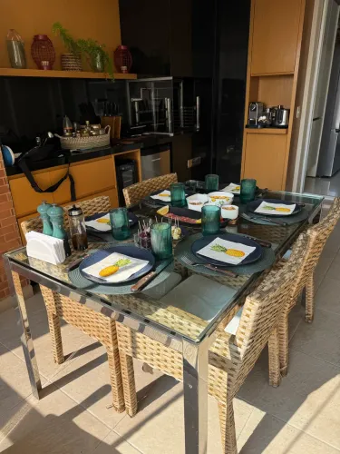 Mesa de vidro e Inox Artefacto + 4 cadeiras ( precisa de manutenção)