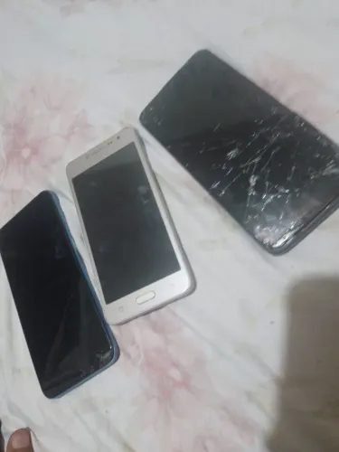 3 celulares pra conserto o retirada de peças