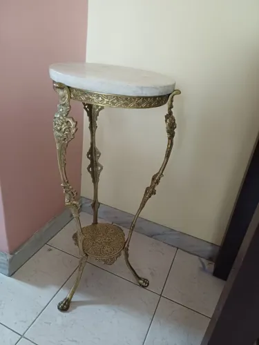 Lindíssima mesa com tampo de mármore