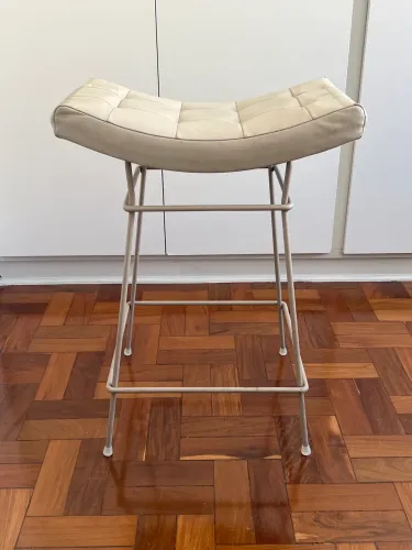 Vendo Banqueta Alta do designer Fernando Jaeger em couro! Linda! 
