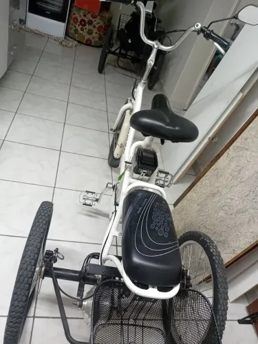 Bicicleta triciclo elétrico / MORO LAPA PR 