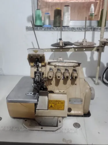 Máquina interloque de costura