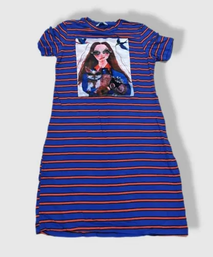 vestido larissa manoela listrado azul e vermelho
