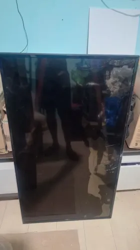 TV LG 49 polegadas com tela quebrada. Retirada de peças.