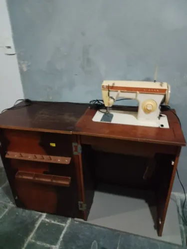 Máquina de costura Singer antiga