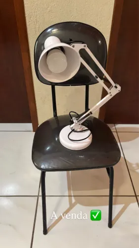 Luminária e cadeira