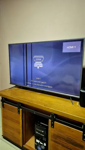Televisão com defeito na tela.