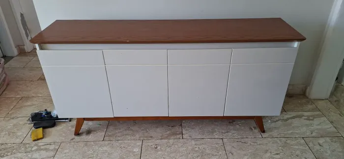 Buffet Off-White Freijó 4 portas <br>165cm comprimento <br>41cm profundidade <br>79cm altura
