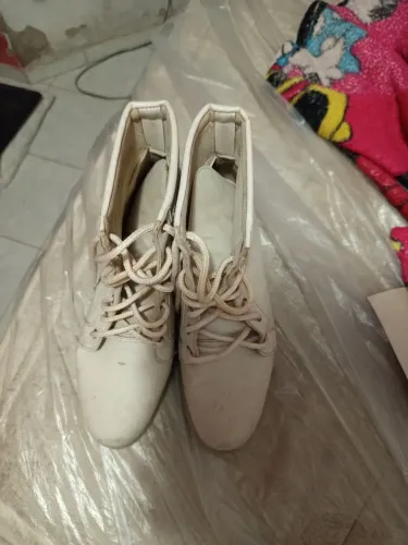 Vendo duas botas número 37 (120,00) aceito cartão , entrega a combinar