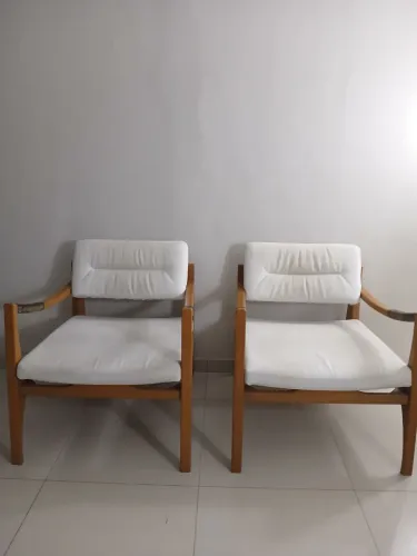 Par de poltronas em madeira com estofado off/White
