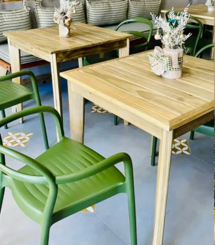 Mesa quadrada de pinus 