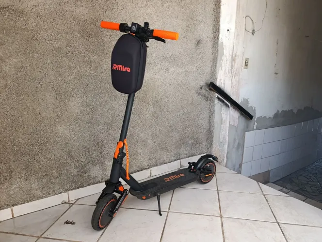 Patinete eletrico com suspensão dupla e pneus anti furo.