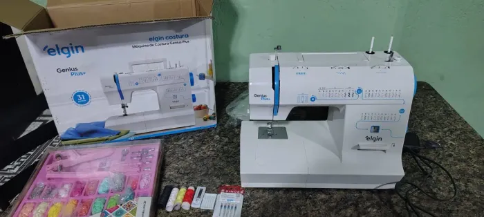 Máquina de costura Elgin semi nova com brindes