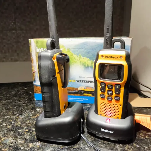 Par de Rádios Intelbras Twin Waterproof com Bateria Nova e Acessórios Originais.
